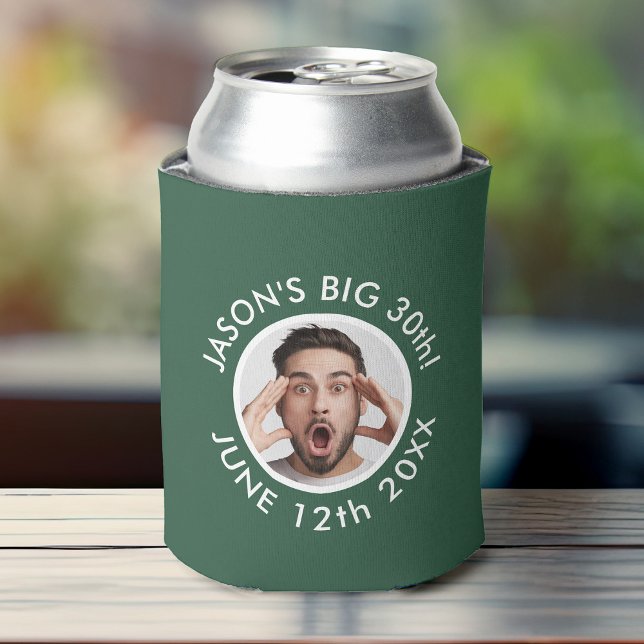 Porta-lata Festa de aniversário de Fotografias Personalizada  (Hunter green birthday can cooler with a circular photo frame and custom surrounding text in white.)