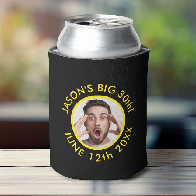Porta-lata Festa de aniversário de Fotografias Personalizada  (Black birthday can cooler with a circular photo frame and custom surrounding text in yellow.)