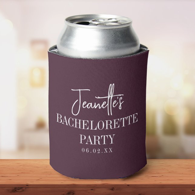 Porta-lata Festa de despedida de solteira elegante moderna em (A silver can in a purple sleeve sits on a wooden surface. The sleeve reads custom elegant text )