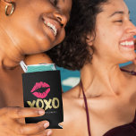 Porta-lata Festa de solteira do XOXO Faux Dourado e Lábios ro<br><div class="desc">Smooch! Faça sua festa de solteira uma noite para se lembrar com esses super doidos koozies. Os resfriadores de latas de chic pretas apresentam "XOXO" em tipografia falsa de bruxaria dourada com um impressão de lábio rosa fuchsia. Personalize com a noiva como o nome de cada participante, ou o nome...</div>