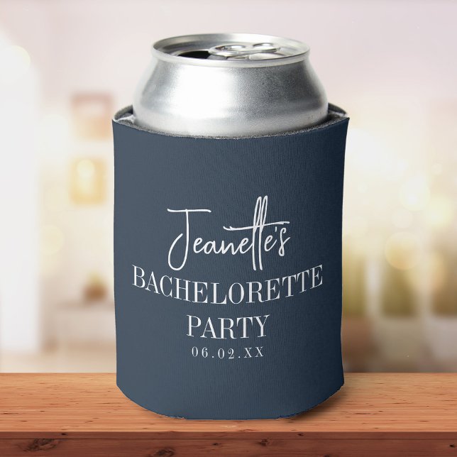 Porta-lata Festa de solteira Moderna Elegante Personalizada A ( silver soda can with a navy can cooler with elegant bachelorette party text sits on a wooden table.)