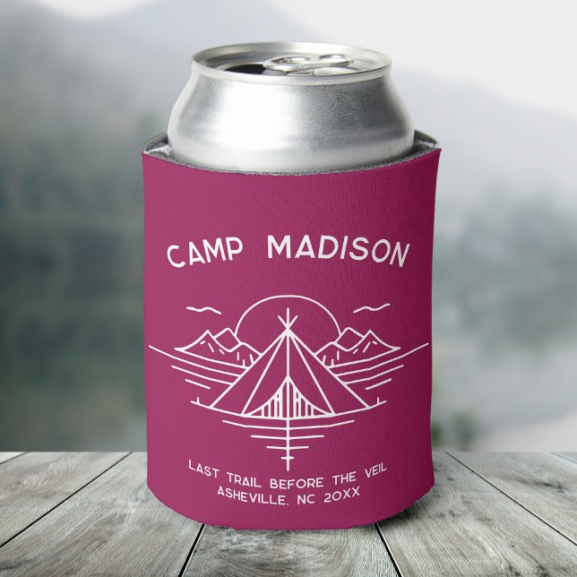 Porta-lata Festa de solteira personalizada favorece caminhada (A can covered in a maroon cooler featuring "Camp Madison" and a line graphic of mountains and a tent)