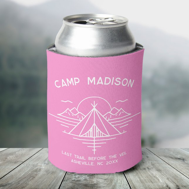 Porta-lata Festa de solteira personalizada favorece caminhada (A can covered in a pink cooler featuring "Camp Madison" and a line graphic of mountains and a tent)