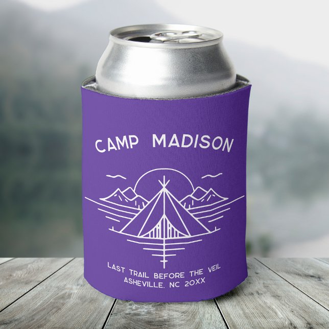 Porta-lata Festa de solteira personalizada favorece caminhada (A can covered in a purple cooler featuring "Camp Madison" and a line graphic of mountains and a tent)