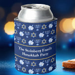 Porta-lata Festa Personalizada de Padrão de Chanucá Gira Drei<br><div class="desc">Uma bela festa de Hanukkah pode resfriar em azul bonito com um legal padrão de estrela judaica,  sonho para diversão jogos de Chanukah,  e a menorah judaica para um janto de férias ou reunião com sua sinagoga.</div>