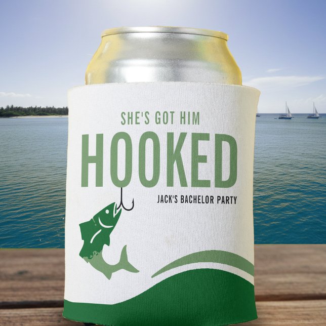 Porta-lata Fishing Bachelor Party Funny She's Got Him Hooked (Fishing Bachelor Party Funny She's Got Him Hooked)