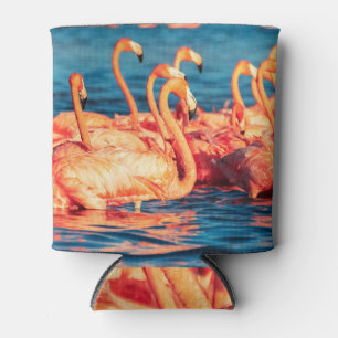 Porta-lata flamingos cor-de-rosa, lagoa azul, natureza.