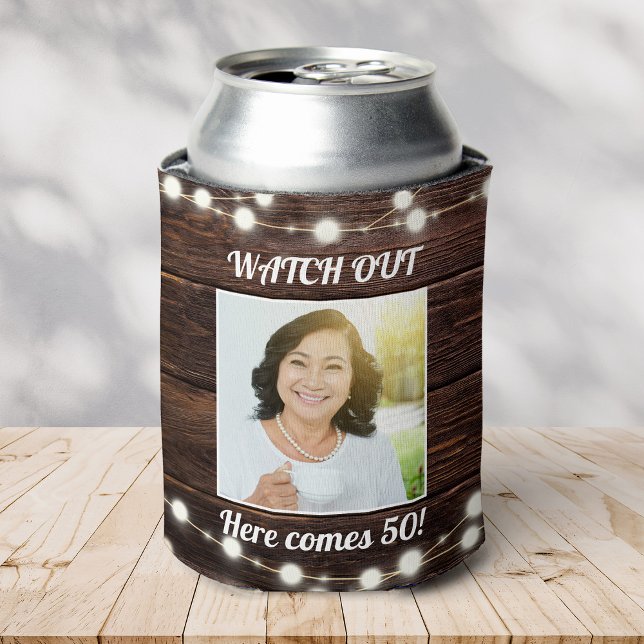 Porta-lata Foto personalizada moderna rustic 50th Birthday Na (a wooden-patterned koozie with "Watch Out Here comes 50!" text. Features a Photo and string lights )