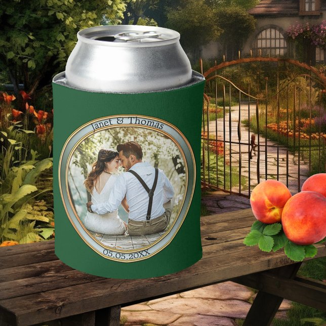 Porta-lata Fotografia Elegante Verde - Arranque Mais Frio (Can cooler featuring your custom photos on front and back, framed by circle in gold with green)