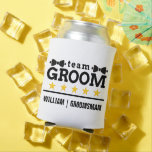 Porta-lata Grupo do Grupo de Texto Elegante Branco e Preto Cl<br><div class="desc">Celebre a ocasião especial com esta na moda e a lata funcional mais fria, perfeita para refrigerar suas bebidas e mostrar seu papel na festa de casamento. O design do "Team Groom", com seu ousado tema preto-e-branco, é elegante e festivo, fazer-o uma lembrança memorável para os padrinhos de casamento. A...</div>