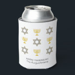 Porta-lata Hanukkah personalizado<br><div class="desc">HELICITANTE HANUKKAH pode resfriar, mostrando o ouro falso e a ESTRELA prateada de DAVID e MENORAH em um padrão em relevo. O texto lê HAPPY HANUKKAH com um nome de marcador de posição e é PERSONALIZÁVEL, para que você possa PERSONALIZÁ-lo adicionando seu nome ou outro texto. Ideal para comemorações de...</div>