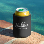 Porta-lata Hubby Est 2023 - padrinhos de casamento<br><div class="desc">Hubby Est 2023 - Os padrinhos de casamento Podem Resfriar O Presente</div>