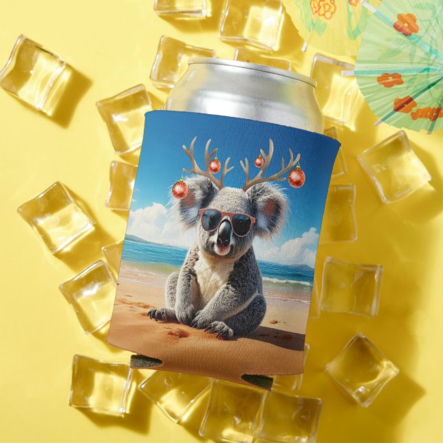 Porta-lata Koala on beach wearing Antlers and baubles (Verão in situ)