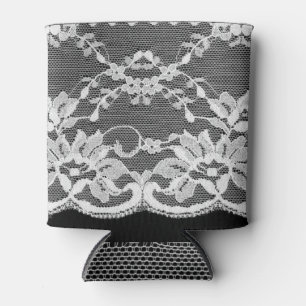 Porta-lata Lace floral branco: fundo preto.