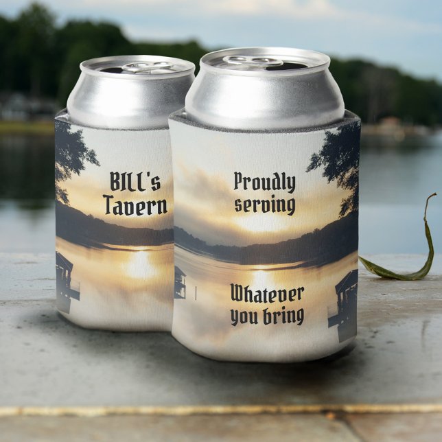 Porta-lata Lakefront Orgulhosamente Servindo O Que Você Traz (Criador carregado)