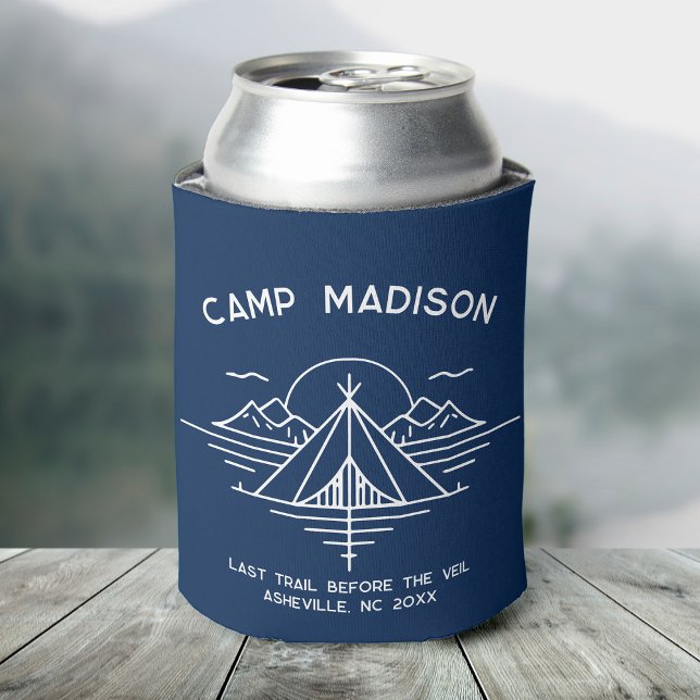Porta-lata Lembrancinhas Personalizadas de Festa de Despedida (A can covered in a blue cooler featuring "Camp Madison" and a line graphic of mountains and a tent)