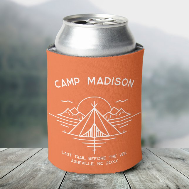 Porta-lata Lembrancinhas Personalizadas para Festa de Despedi (A can covered in a orange cooler featuring "Camp Madison" and a line graphic of mountains and a tent)