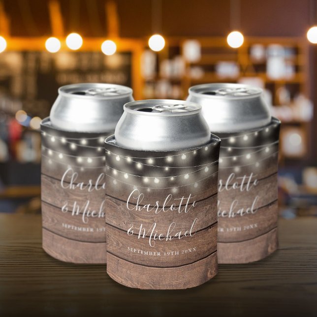 Porta-lata Luzes de Corda Assinatura Rústica de Madeira Casam (String Lights Signature Script Rustic Wood Wedding Can Cooler)