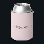 Porta-lata Manta Resfriadora de Lata com Monograma Rosa Simpl<br><div class="desc">Elegante Minimalista Feminina Glam Nome Monograma Rosa Bege Script Personalizado Can Cooler de Bebida. Esses designs apresentam seu primeiro nome em uma linda tipografia de assinatura de letra manuscrita com cauda swash em rosa bege pastel claro ou rosa poeirento. São fáceis de personalizar. Ótimo presente feminino com estilo para festa...</div>