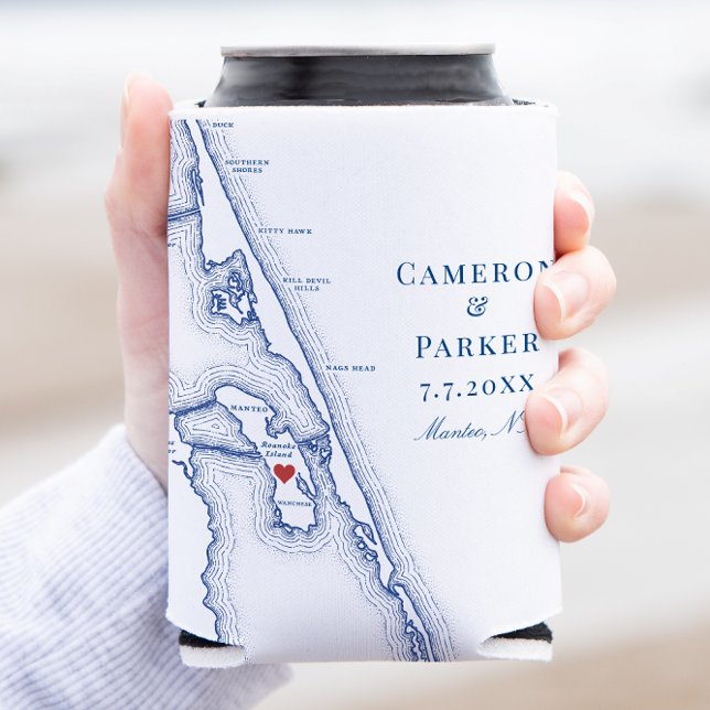 Porta-lata Manteo NC Outer Banks Mapa Favorável ao Casamento  (Manteo North Carolina Wedding Favor Can Coozie with elegant navy blue Outer Banks OBX map)