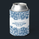 Porta-lata Marinho azul vintage borda floral<br><div class="desc">Elegante marinho-azul de borda floral. Nome personalizável,  data e texto extra - Felizmente,  após- texto na cor de fonte azul-marinho sugerida.</div>