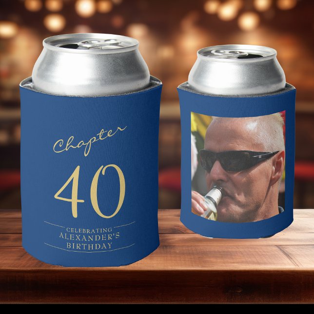 Porta-lata Modelo de Fotografia Dourada aniversário de 40 ano (Custom 40th birthday can coolers in blue and gold with photo on rear sat on a bar top.)