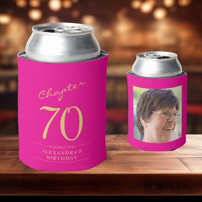 Porta-lata Modelo de Fotografia Dourada Rosa Quente de Aniver (Custom 70th birthday hot pink can coolers on a bar top)