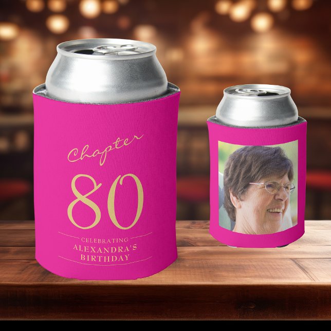 Porta-lata Modelo de Fotografia Dourada Rosa Quente de Aniver (Custom hot pink 80th birthday can coolers on a bar top.)