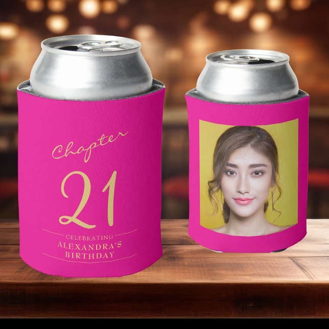 Porta-lata Modelo de Fotografia Dourada Rosa Quente do aniver (Hot pink custom 21st birthday can coolers on a bar top.)