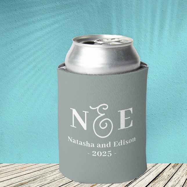 Porta-lata Monograma Modern Wedding Sage Green Can Cooler (Personalize with Your Custom Monogram Initials, Names & Year.)
