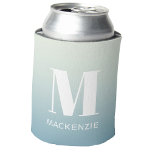 Porta-lata Monograma Moderno Nome Inicial Gradiente Aqua Teal<br><div class="desc">Design de nome inicial minimalista da tipografia moderna que pode ser mudado para personalizar. Branco sobre um chalé para aqua fundo de gradiente de oceano azul.</div>