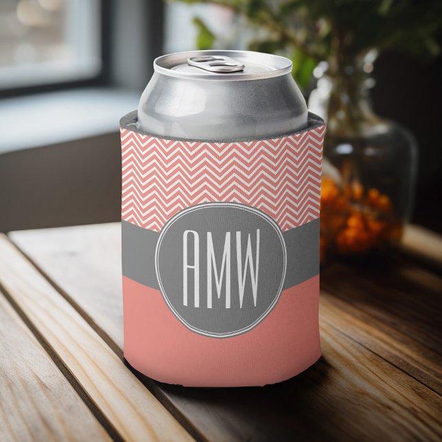 Porta-lata Monograma Personalizado de Tripla Cinza de Pêssego (Celebrate with a personalized can cooler - add your name or monogram. Great party favor or gift)