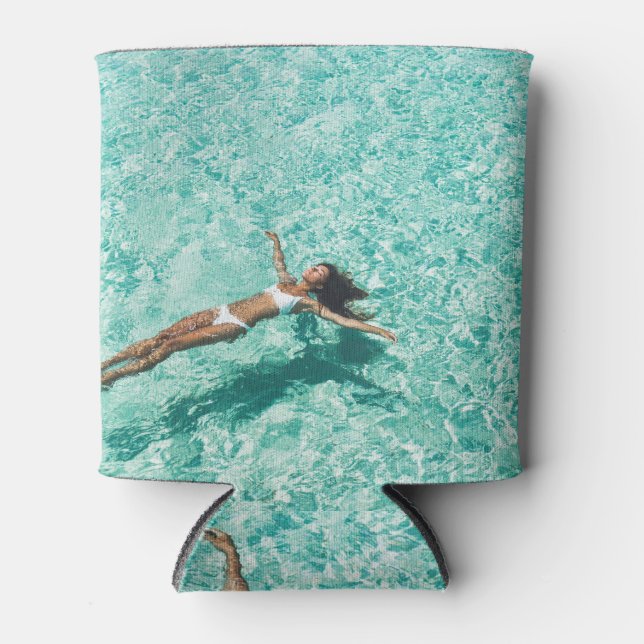 Porta-lata Mulher Bikini, praia de água turquesa. (Frente)