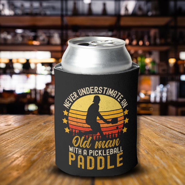 Porta-lata Never Understimate an Old Man With a Pickleball  (Criador carregado)