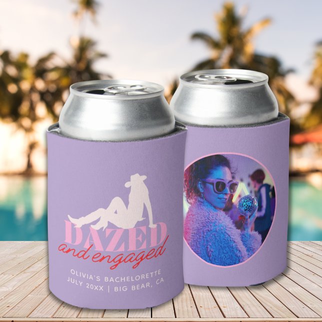 Porta-lata Noiva de Rodeio Retro Deslumbrada e Comprometida D (Purple Dazed & Engaged Retro Cowgirl Bachelorette Can Cooler
)