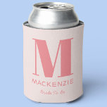 Porta-lata Noiva de ser cor-de-rosa, nome do monograma<br><div class="desc">O nome do monograma minimalista moderno da tipografia é Bride para Be design,  que pode ser mudado para personalizar. Ideal para Bachelorette ou Fim de semana do Hen Party,  ou para presentes de Chá de panela.</div>