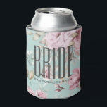 Porta-lata Noiva Floral Rosa<br><div class="desc">Mantenha a celebração legal com esta elegante noiva personalizada e mais legal! Projetado com pincel suave e florais de aquarelas de marfim em um fundo de cor clara, este koozie apresenta uma ousada tipografia moderna "BRIDE" e texto de nome personalizado. Perfeito para chás de panela, festas de solteira, manhãs de...</div>