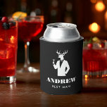 Porta-lata Nome da Noite do Solteiro Negro do Partido Moderno<br><div class="desc">Mantenha suas bebidas legal e sua classe de comemoração com esta despedida de solteiro do Partido Moderno Stag Black Cocktails. Apresentando um design preto ousado e um ícone elegante de um saco em um smoking segurando um coquetel, é a combinação perfeita de diversão e sofisticação para qualquer noite de noivo....</div>