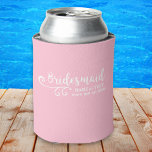 Porta-lata Nome do Favor de Casamento Bridesmaid ou Script Mo<br><div class="desc">Surpreenda suas madrinhas com esse nome personalizado de na moda ou obrigado de monograma que você/presente de casamento. **A cor de fundo pode ser alterada para corresponder às cores do seu casamento** Basta clicar em personalizá-la e depois no pequeno olho rotor. Adicione o nome ou monograma da sua madrinha para...</div>