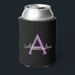 Porta-lata Nome do Monograma Girly de Script Preto Roxo<br><div class="desc">Noivado Elegante de Leitura ou Festa de solteira Simples,  preto e roxo. Esses refrigeradores de Casamento,  Chá de panela ou Festa de aniversário podem ser personalizados para incluir seu primeiro nome. Entre em contato com o designer para obter itens correspondentes personalizados.</div>