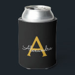 Porta-lata Nome do Monograma Rapariga de Script Moderno Doura<br><div class="desc">Noivado Elegante preto e Dourado,  ou Festas de solteira de refrigeradores. Esses refrigeradores de Casamento,  Chá de panela ou Festa de aniversário podem ser personalizados para incluir seu primeiro nome. Entre em contato com o designer para obter itens correspondentes personalizados.</div>
