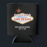 Porta-lata O Favor do Fim de Semana de Las Vegas Bachelor Pod<br><div class="desc">Prepare-se para um final de semana memorável do Solteiro de Las Vegas com este refrigerante personalizável! É o favor perfeito que os convidados vão querer guardar.</div>