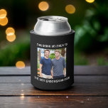 Porta-lata O melhor Padrinho de casamento nunca personalizou<br><div class="desc">Dê aos seus melhores padrinhos de casamento um presente divertido com esta foto personalizada que o preto faz mais frio com texto branco. Personalize facilmente com uma fotografia favorita de você e seus padrinhos de casamento, padrinho de casamento ou melhor homem. Pode personalizar "Esta Bebida" para as suas bebidas favoritas...</div>