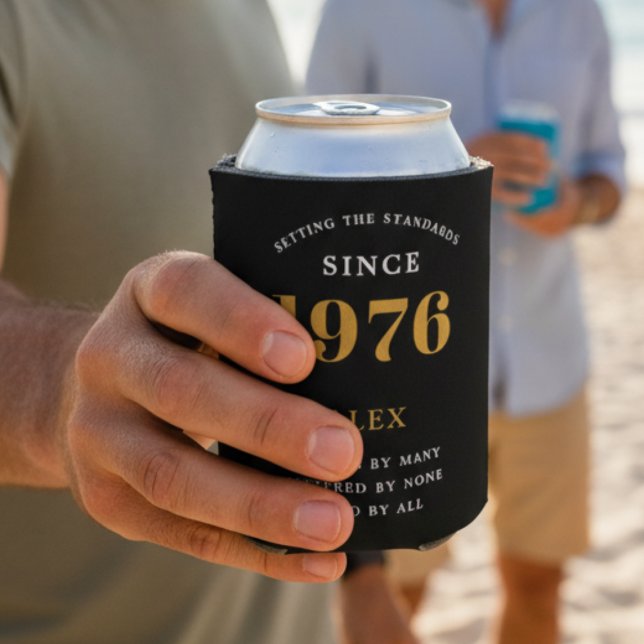 Porta-lata Os 50º favoritos da Festa de aniversário podem res (50th birthday black and gold can cooler in a and with a beach background.)