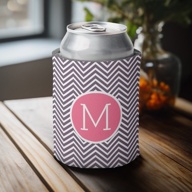 Porta-lata Padrão Girly Chevron com Monograma - Púrpura Rosa (Celebrate with a personalized can cooler - add your name or monogram. Great party favor or gift)