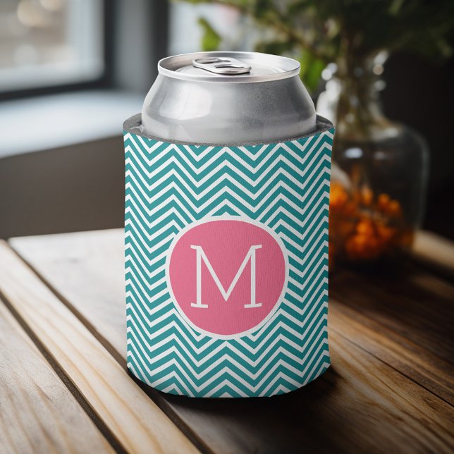 Porta-lata Padrão Girly Chevron com Monograma - Teal Rosa (Celebrate with a personalized can cooler - add your name or monogram. Great party favor or gift)