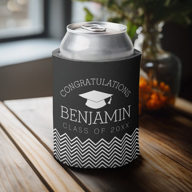 Porta-lata Parabéns A graduação do Formando PODE EDITAR COR (Personalized can cooler with a place to add a name or other custom text - graduation theme)