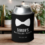 Porta-lata Partido Negra Negra Negra Moderno Minimalista<br><div class="desc">Mantenha bebidas frias e a festa ousada com esta despedida de solteiro preto-e-branco pode arrefecer. Com um gráfico clássico de gravata de arco, tipografia moderna, e detalhes personalizáveis, é o favor perfeito para a celebração do noivo. Personalize com o nome do grupo, a data da festa ou a mensagem especial...</div>