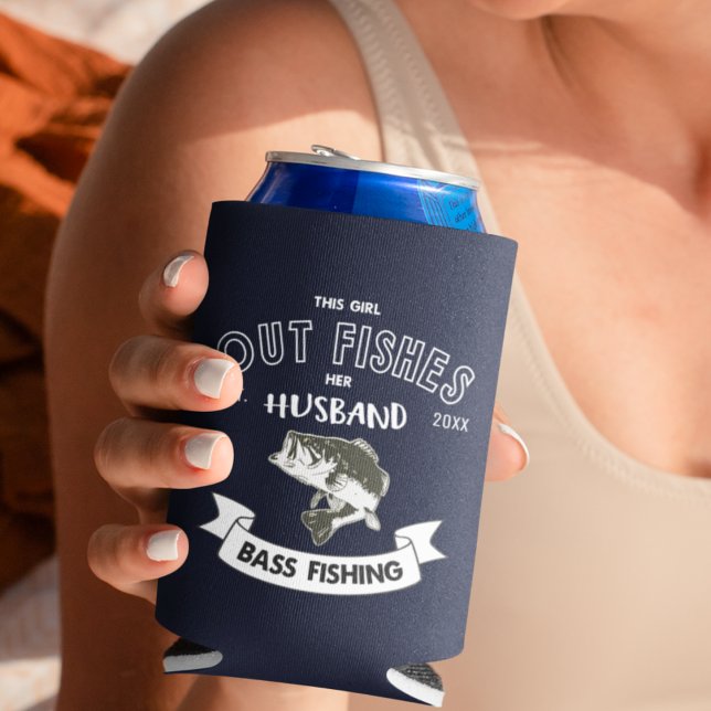 Porta-lata Peixe Engraçado Marido Esposa Bass Pesca Cama (Funny wife out fishing her husband. Largemouth bass. )