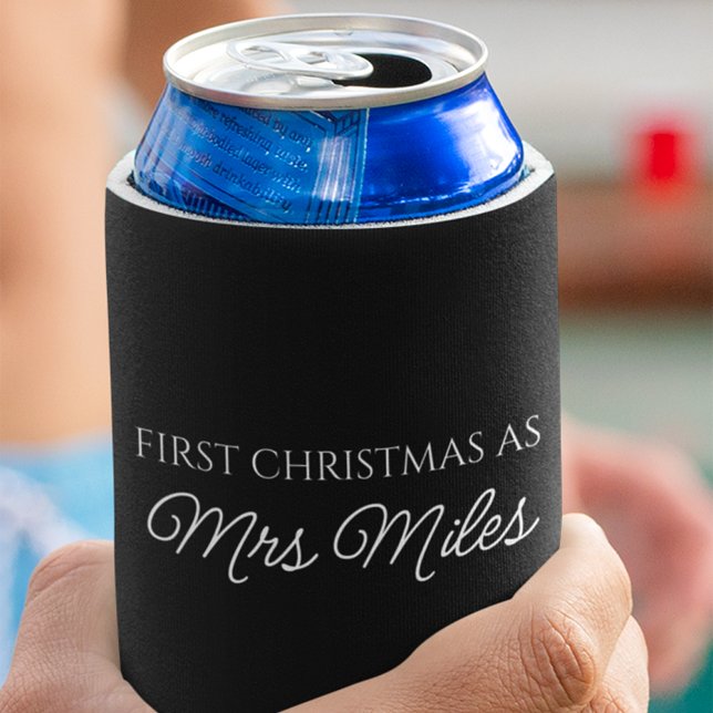 Porta-lata Personalizado "Primeiro Natal como Sra." Apelido (Personalized 'First Christmas as a Mrs.' Surname Can Cooler)